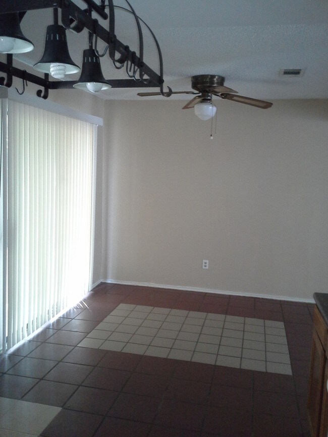 Building Photo - 413 Brandon St