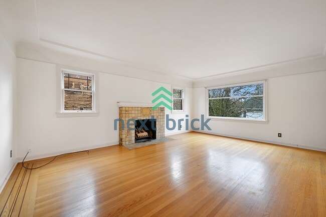 Building Photo - A classic vintage house ready to rent