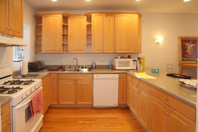Foto del edificio - 3418 N Bosworth Ave