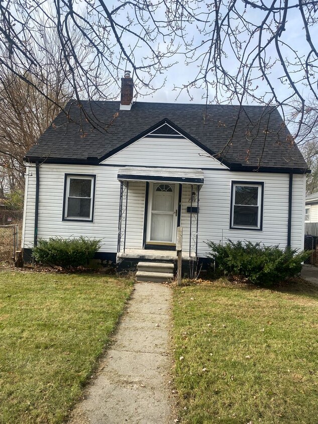 Foto principal - 3 bedroom 2 bath bungalow with finished basement