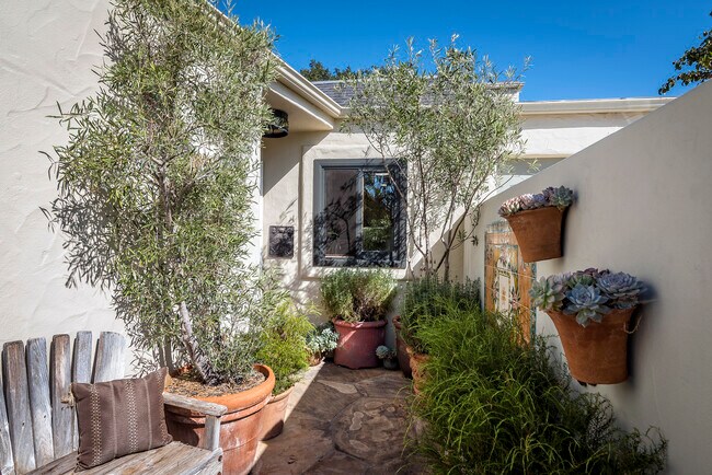 Foto del edificio - 548 San Ysidro Rd