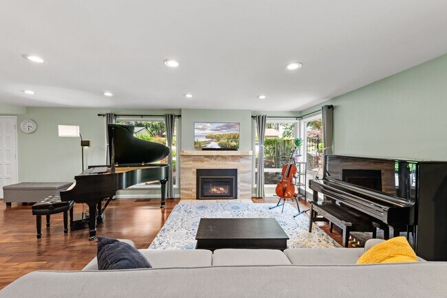 Foto del edificio - Charming 5-Bedroom Tri-Level Retreat in La...
