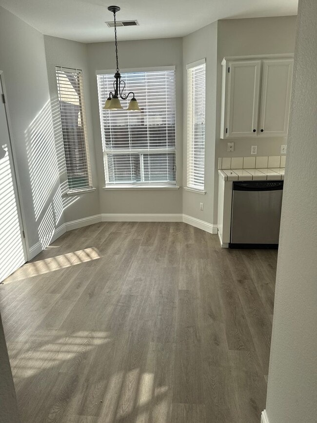 Building Photo - Great location