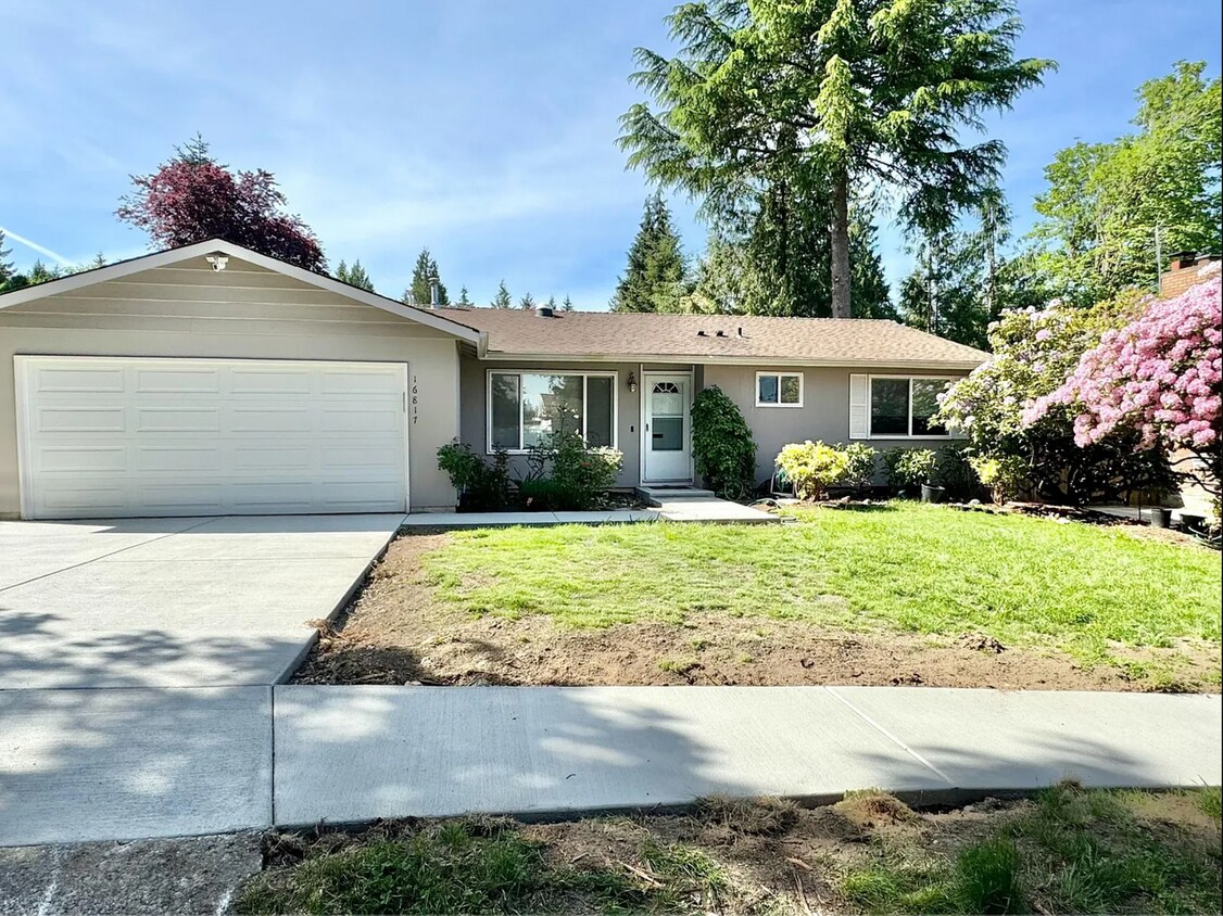 Foto principal - Charming 3 Bed/2 Bath Single Family Home i...