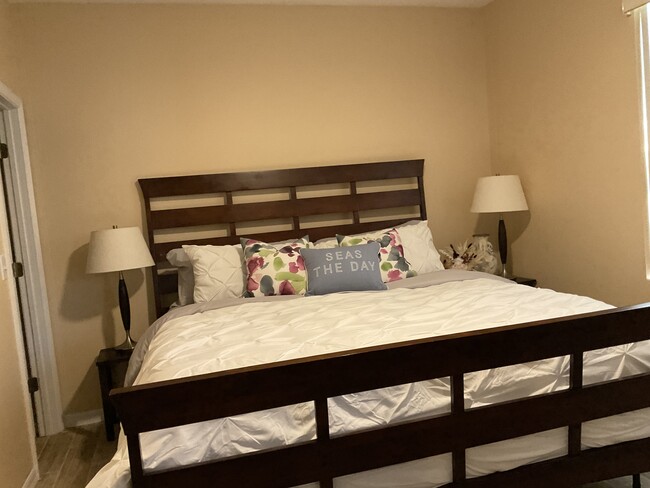 Suite principal con cama king - 515 Sunset View Dr