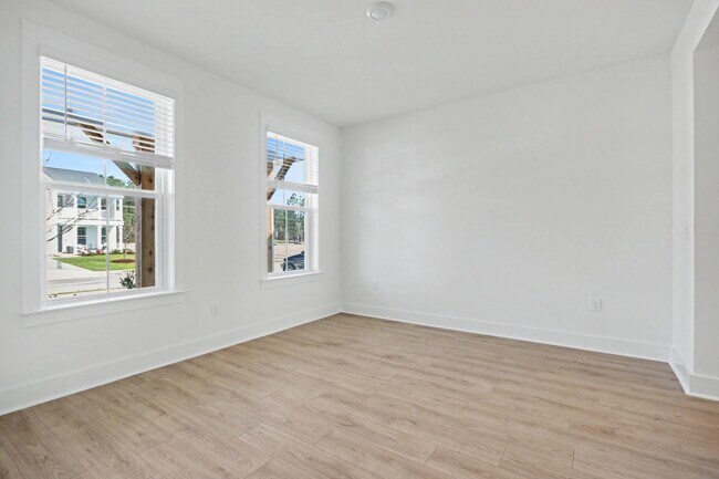 Foto del edificio - 3084 Claredon St