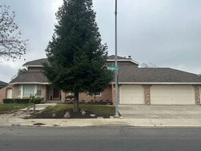 Building Photo - 3913 Viader Dr