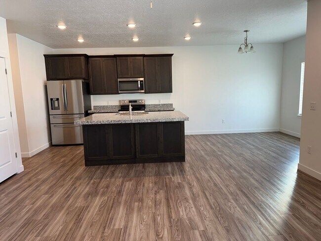 Foto del edificio - BEAUTIFUL 3-BEDROOM TOWNHOME FOR RENT - AV...