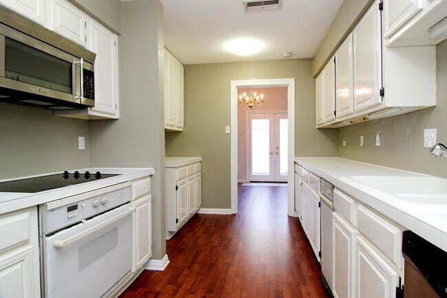 Building Photo - 1052 Augusta Dr