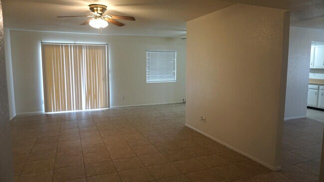 Foto del edificio - 10851 N 65th Ave
