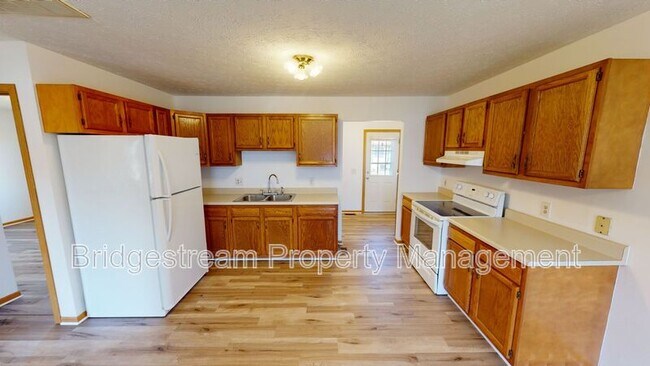 Building Photo - 214 Woodsview Dr