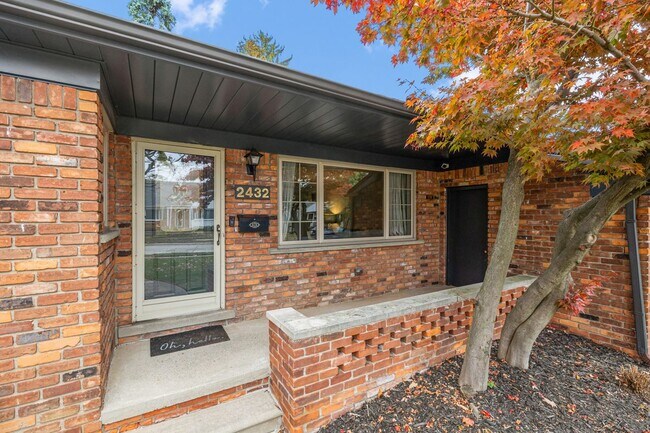 Foto del edificio - 2432 Hawkins Ave