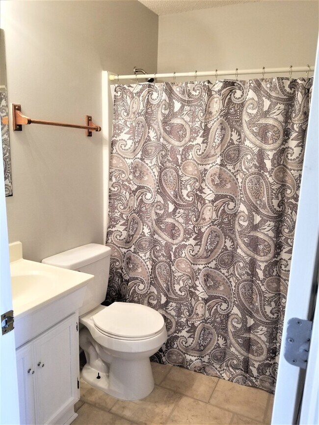 Foto del edificio - 1 bedroom 1 bath ground floor unit now ava...