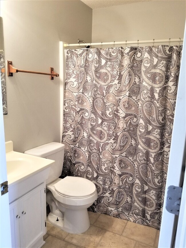 Building Photo - 1 bedroom 1 bath ground floor unit now ava...