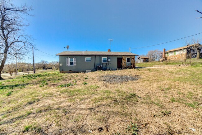 Building Photo - 3 Bed | 1 Bath in Coweta!