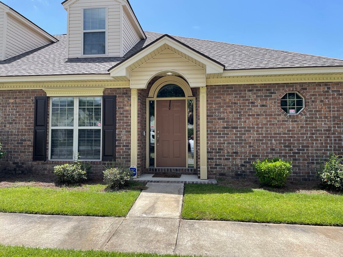 Front Entrance - 305 Morgan Pines Dr