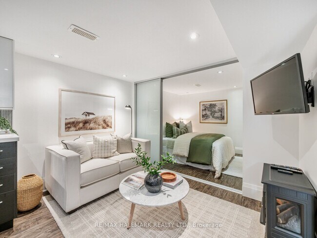 Photo du bâtiment - Fully Renovated One Bedroom Lower Level Suite in the Danforth!