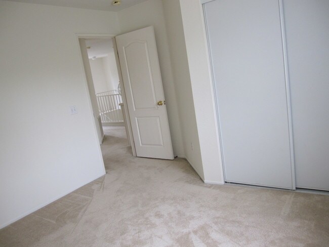 Building Photo - 1084 Calle Tesoro