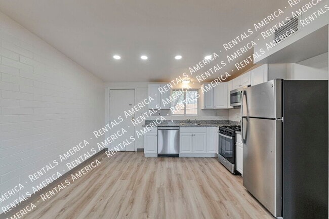 Building Photo - 3042 N Sparkman Blvd
