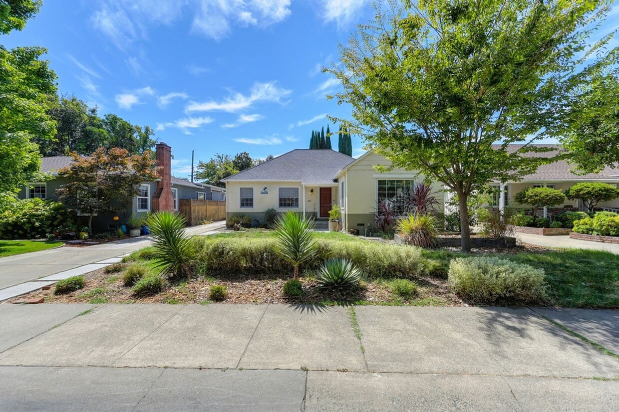 Rare Land Park Home - Rare Land Park Home