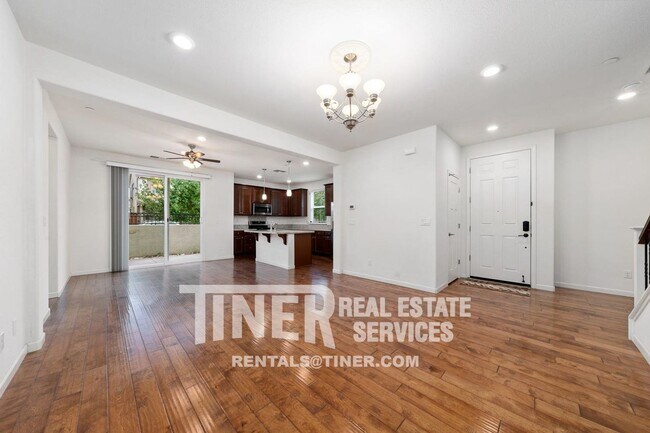 Building Photo - West Park Roseville 4 Bedroom Home