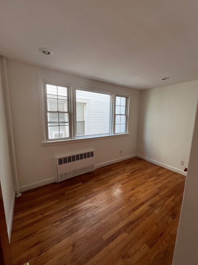 Building Photo - 967 E 94th St