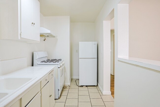 Building Photo - Modern Living in Koreatown: Stylish Studio Apartment
