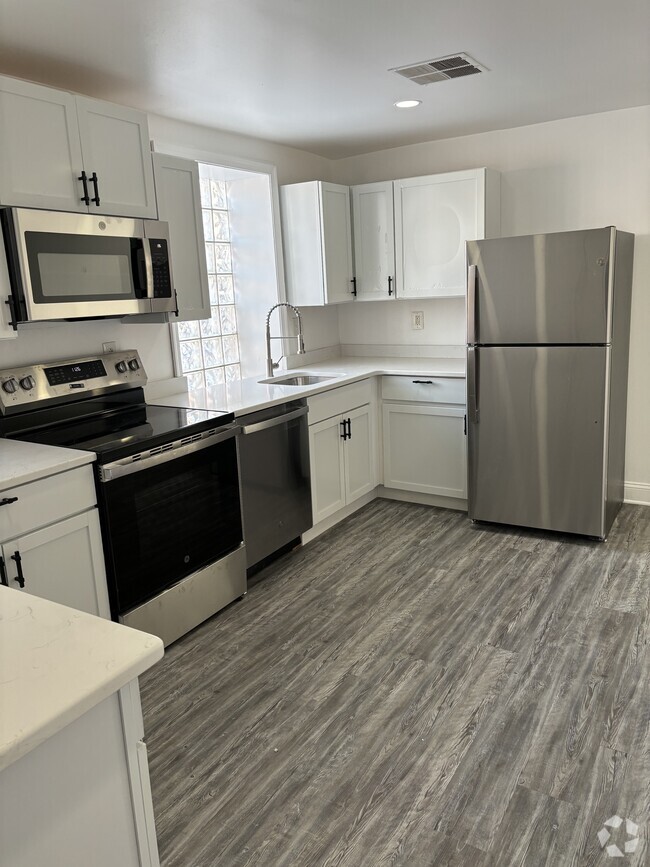 Kitchen - The Lofts at 2nd and LOMA