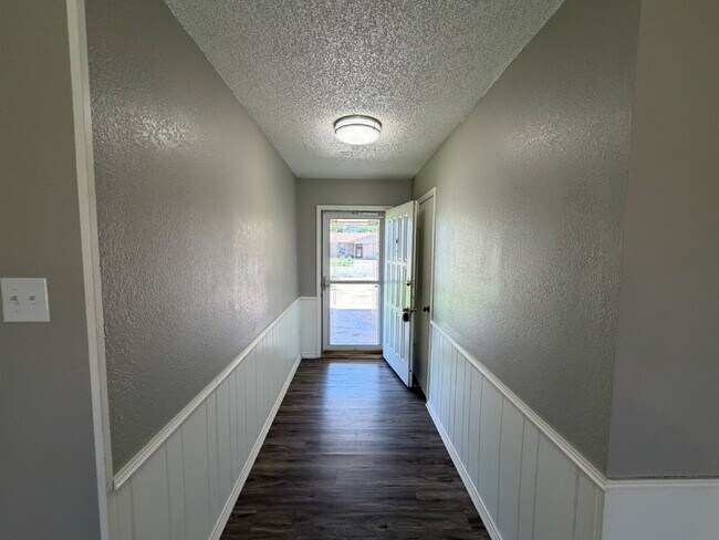 Foto del edificio - House Located On Cul-De-Sac & Minutes From Several Take Out Spots & W. Loop 289!
