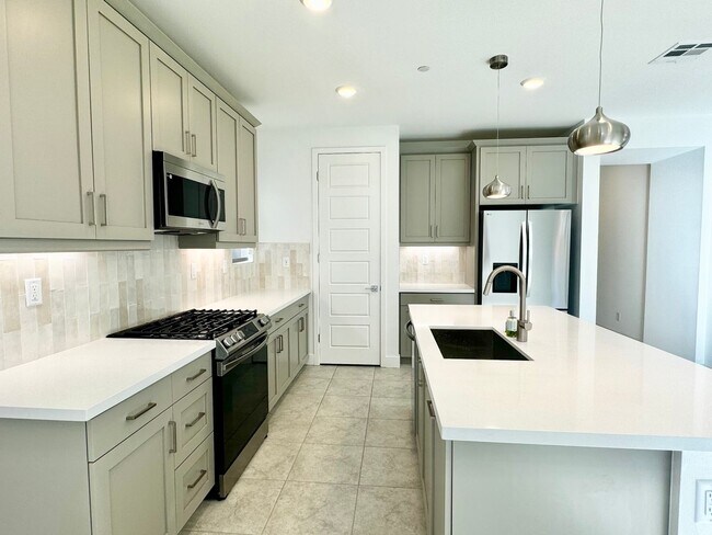 Foto del edificio - AVAILABLE NOW! GORGEOUS 3 BED / 3 BATH NEW...