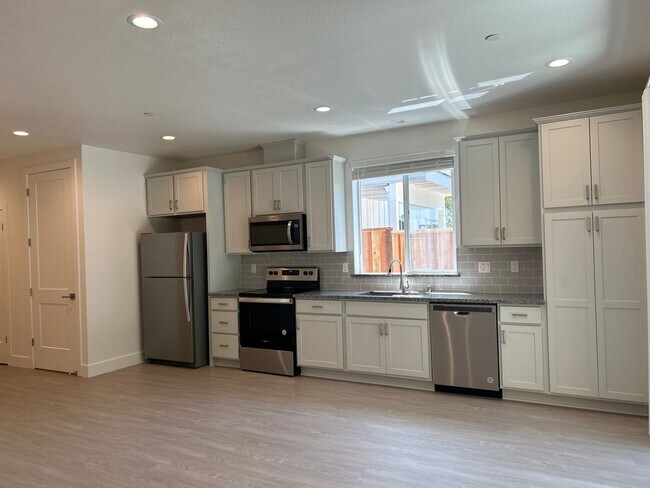 Foto del edificio - Coming soon! 2 bed 1 bath townhome with attached garage