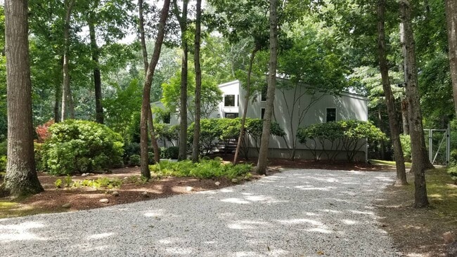 Building Photo - 118 Sycamore Dr