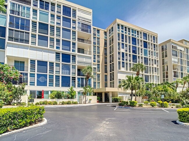 Building Photo - 7400 Sun Island Dr S