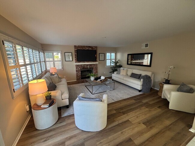 Foto del edificio - Spacious 4-Bedroom Home in Valencia's Nort...