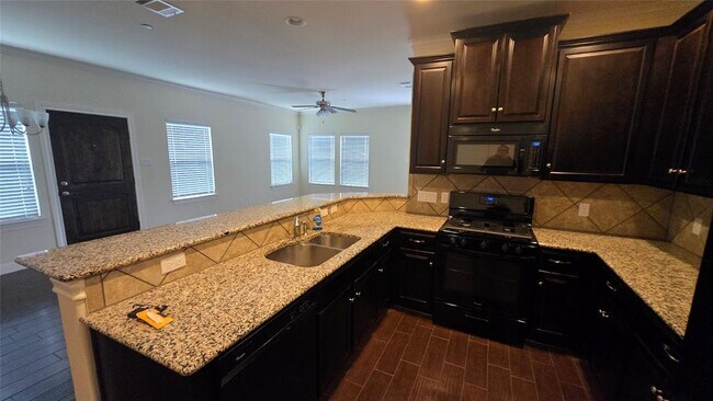 Foto del edificio - 2214 S Lakeline Blvd