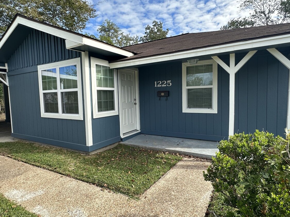 Foto principal - 1225 Rainer St, Beaumont TX 77701