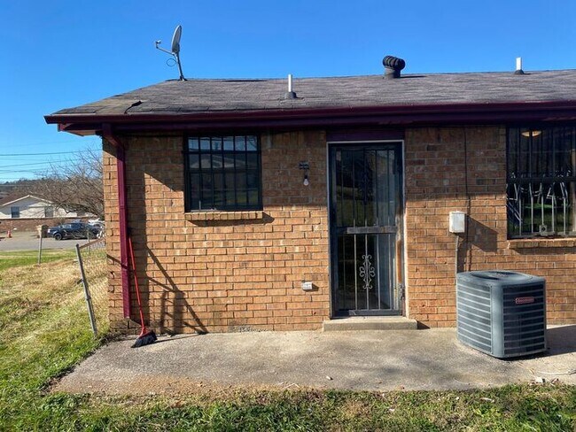 Building Photo - Renovated East Nash Duplex!