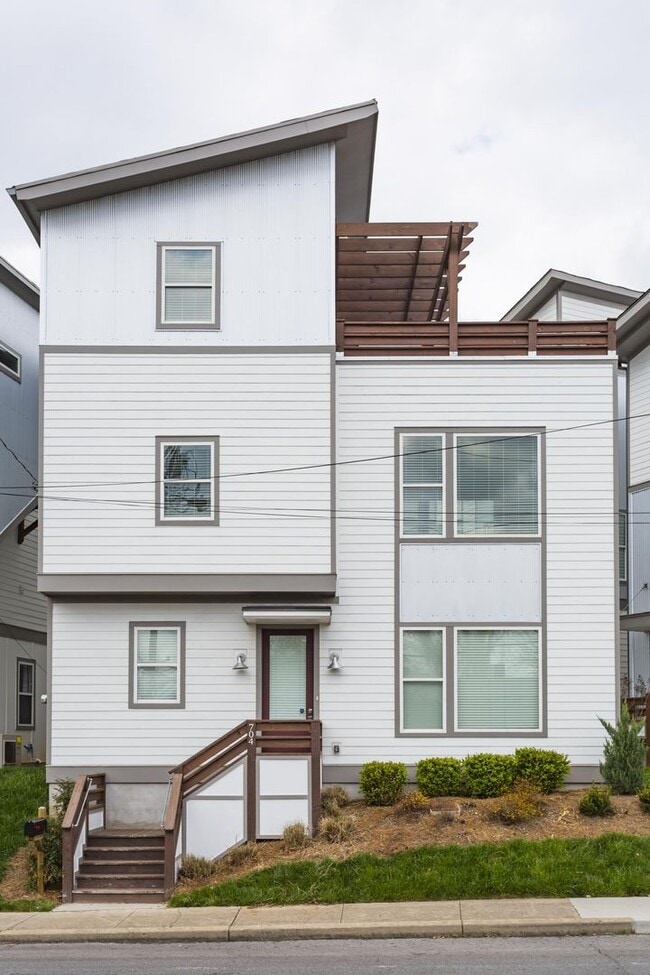 Foto del edificio - East Nashville with Roof-top Deck and 2 car garage!!