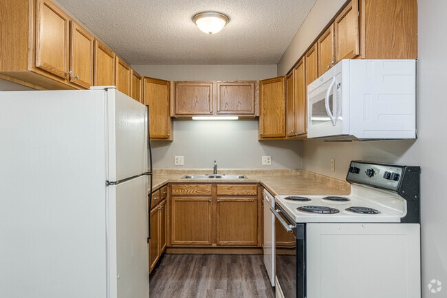 2BR,1BA-970SF - Kitchen - Commerce Apartments