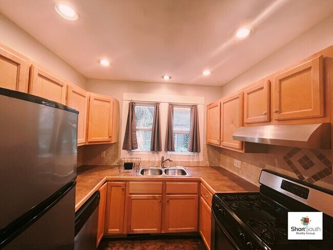 Building Photo - 3 Bed 1.5 Bath EastTown Home w/Garage For-...