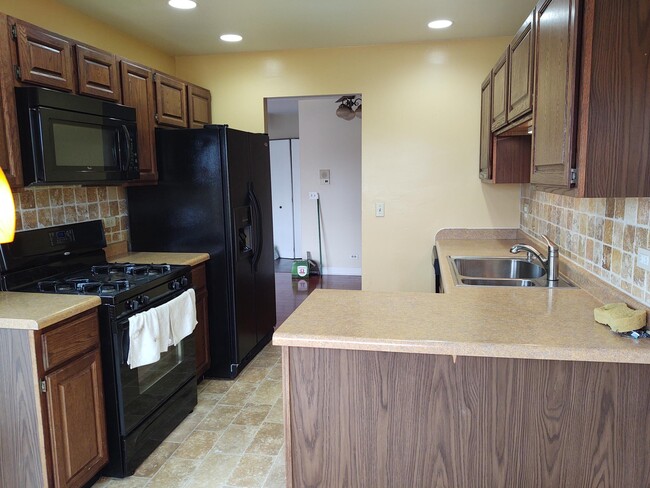 Kitchen - 2600 Northampton Dr