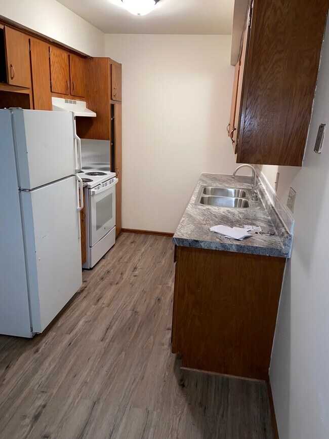 KITCHEN - 6425 W Norwich Ave