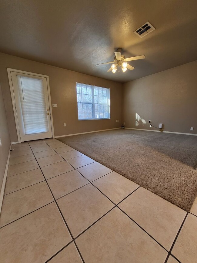 Building Photo - (2) Bed/(2) Bath in Purcell! Avail Nov 1!