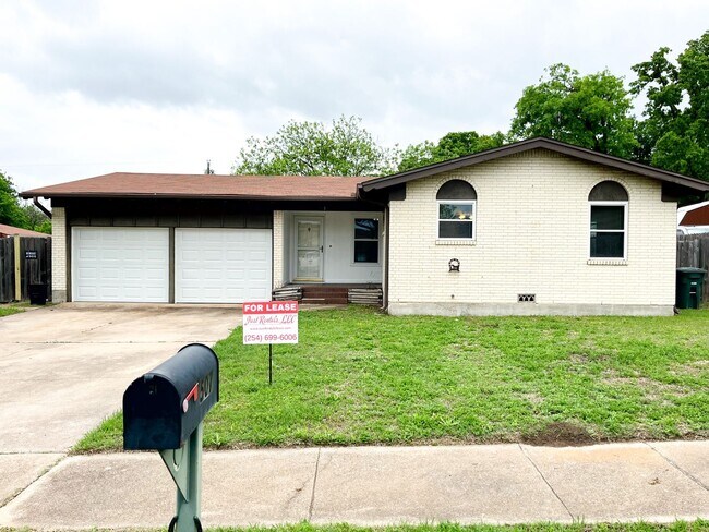 Foto del edificio - Available Now!!!! Gorgeous 3 bedroom, 2 bath, 2 car garage home. Beautiful wood look flooring. Sp...