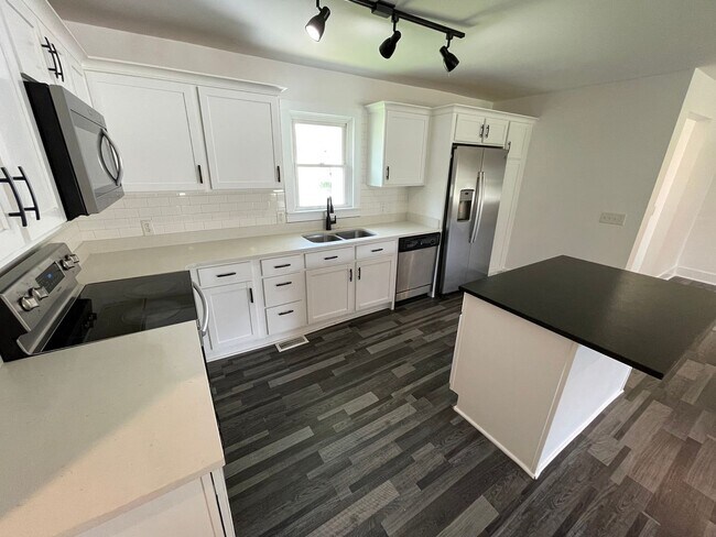 Foto del edificio - Updated 3BR Home on Rockbridge w/ Basement