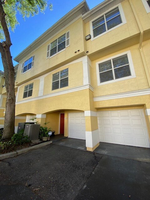 Building Photo - 2027 Legacy Palms Dr