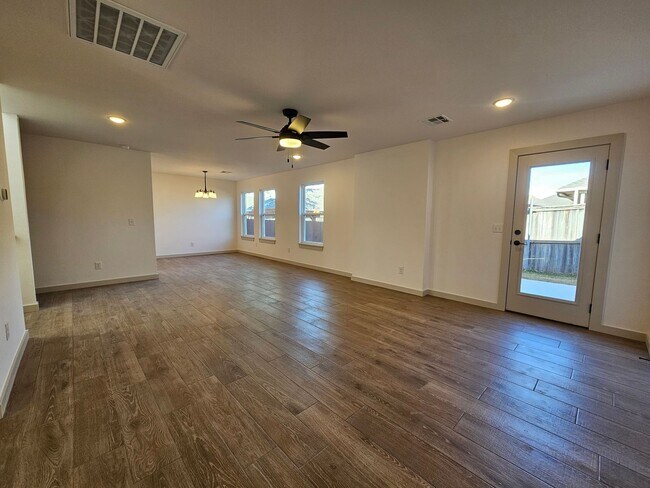 Foto del edificio - (3) Bed/(2.5) Bath Townhome Avail NOW! New Construction!