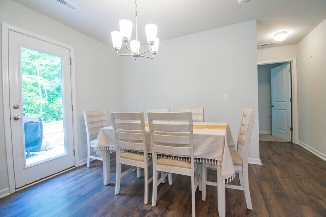 Foto del edificio - Coming Soon! 4 Bedroom 3 Bathroom- Dogs Okay!
