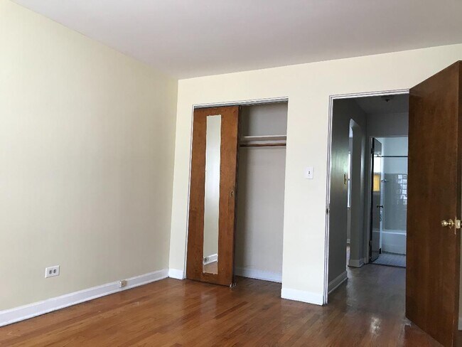 Foto del edificio - 6327 N Albany Ave