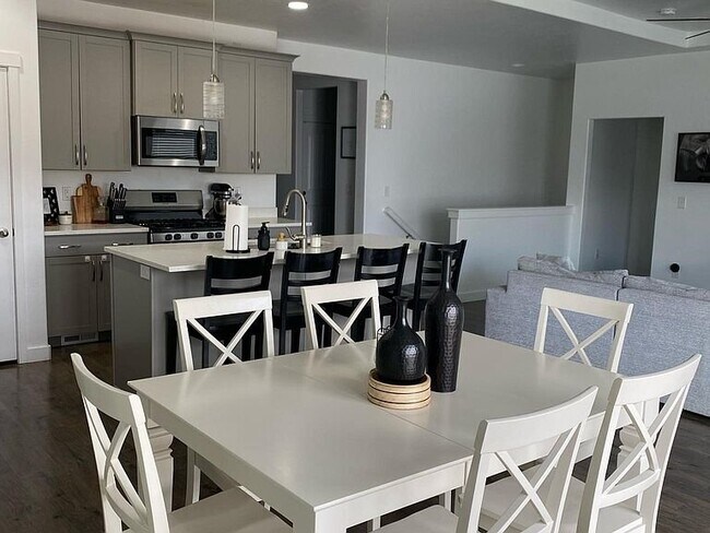 Foto del edificio - 3677 Creek Meadow Rd